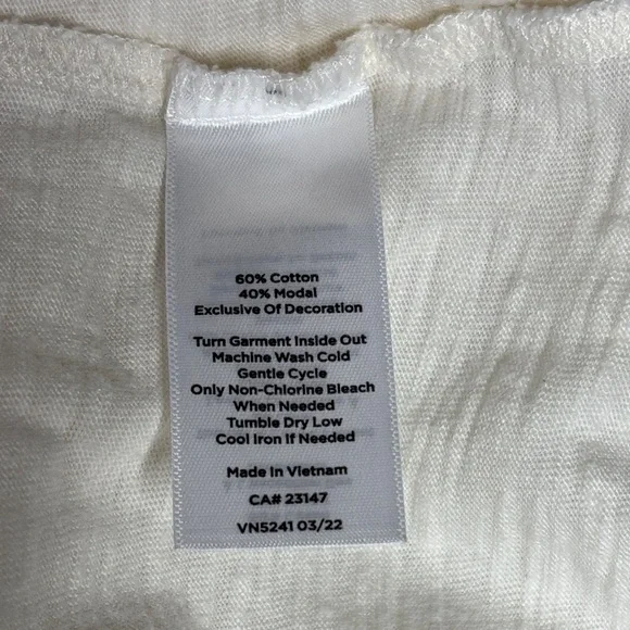 🤍 Talbots Cream Embroidered Peacock Floral Top Petite Long Sleeve 🤍 - Picture 13 of 14